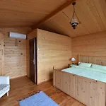 Lipsos بيت ضيافة 2*